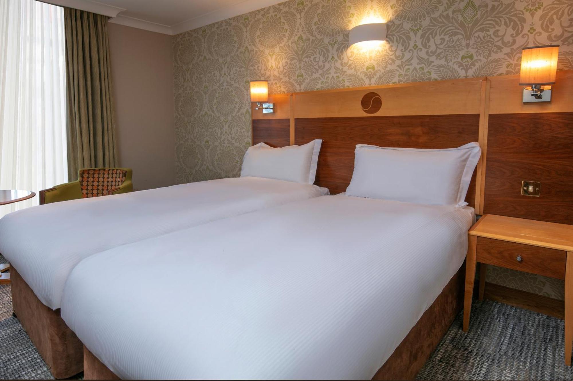 Hampshire Court Hotel & Spa Бейсінгсток Номер фото